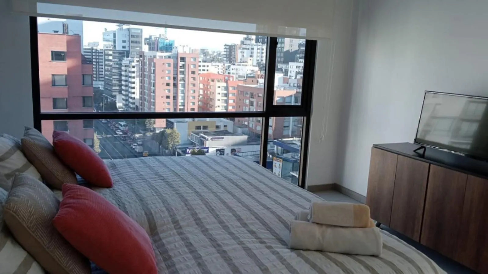 Apartamento Departamento 80 m2 amplia terraza privada - Cerca de Republica del Salvador Quito Ecuador